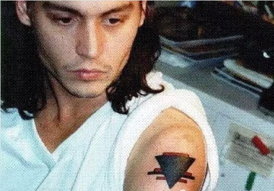 美国纹身明星 Johnny Depp手臂上黑灰色的几何纹身图片