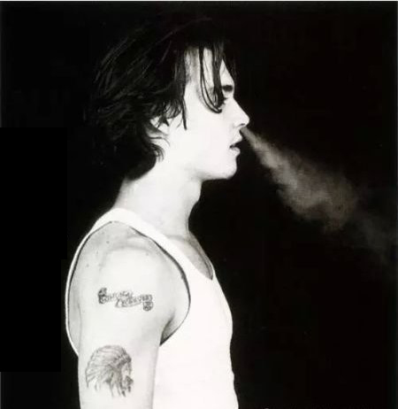 美国纹身明星 Johnny Depp手臂上印第安人和英文纹身图片