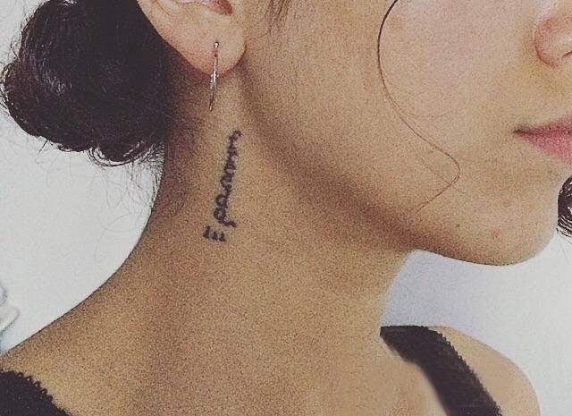 女生脖子纹身 女生脖子上极简的文字纹身图片