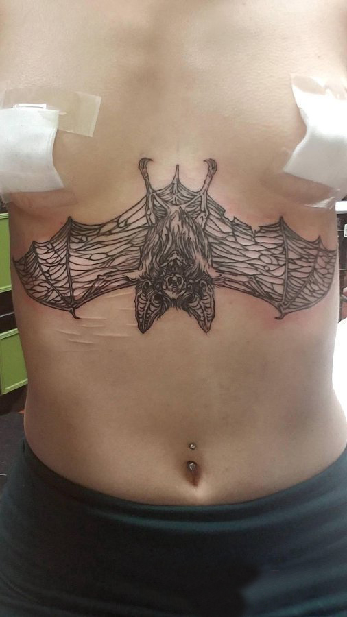女生胸下纹身 女生胸下黑色的蝙蝠纹身图片
