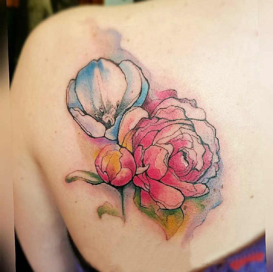 泼墨纹身素材 女生后背上彩色的花朵纹身图片