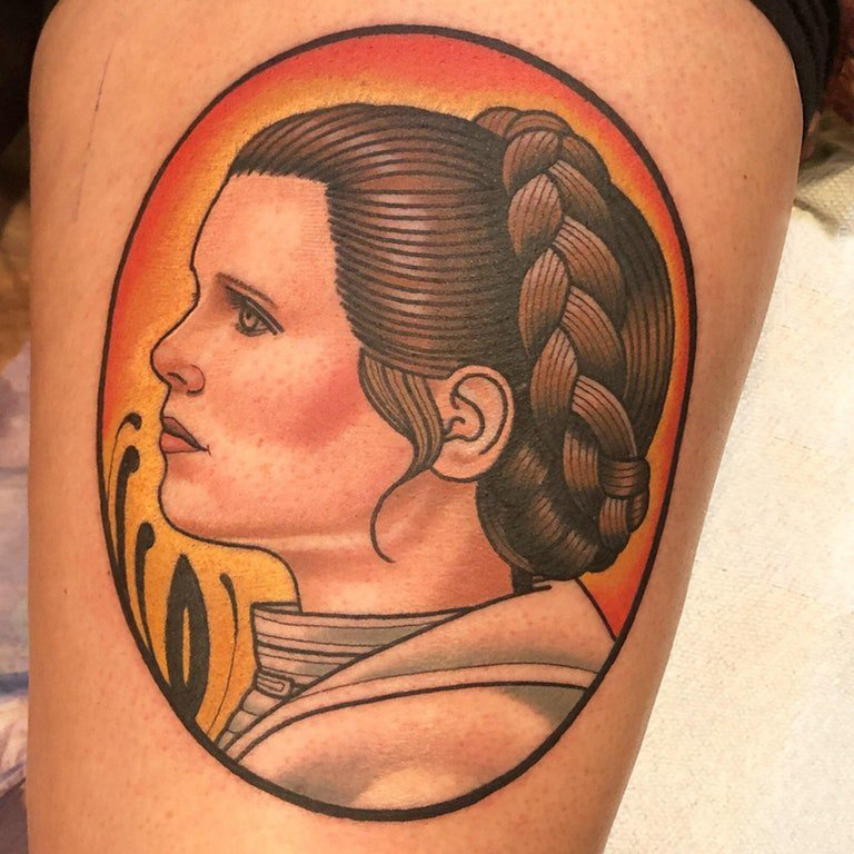 人物肖像纹身  女生大腿上彩绘的人物肖像纹身图片