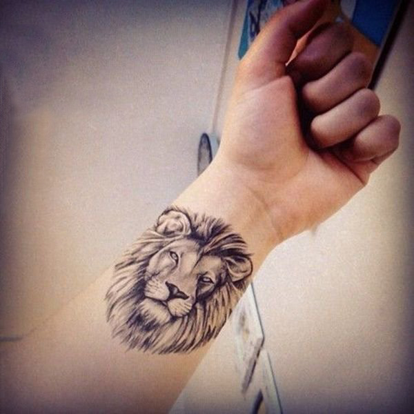 狮子头纹身欧美 男生手腕上黑灰的狮子头纹身图片
