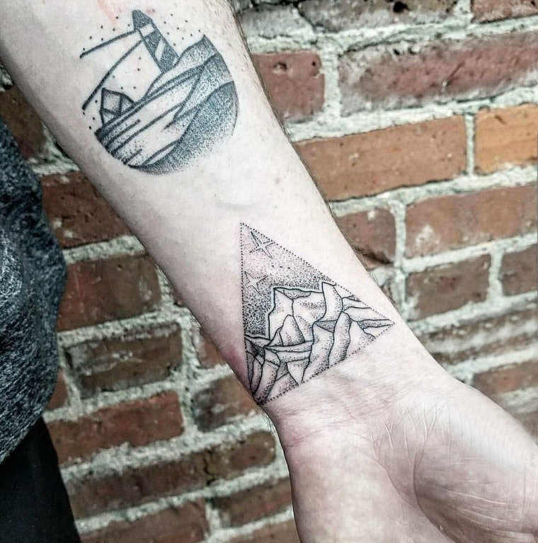 纹身风景 男生手臂上帆船和山脉纹身图片