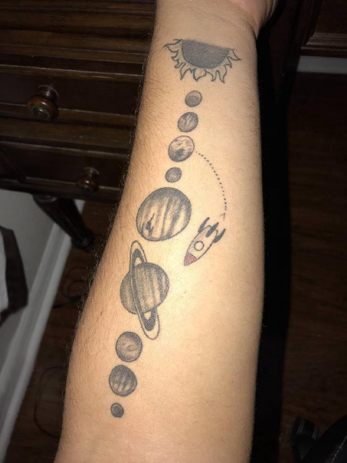 纹身星球 女生手臂上火箭和星球纹身图片