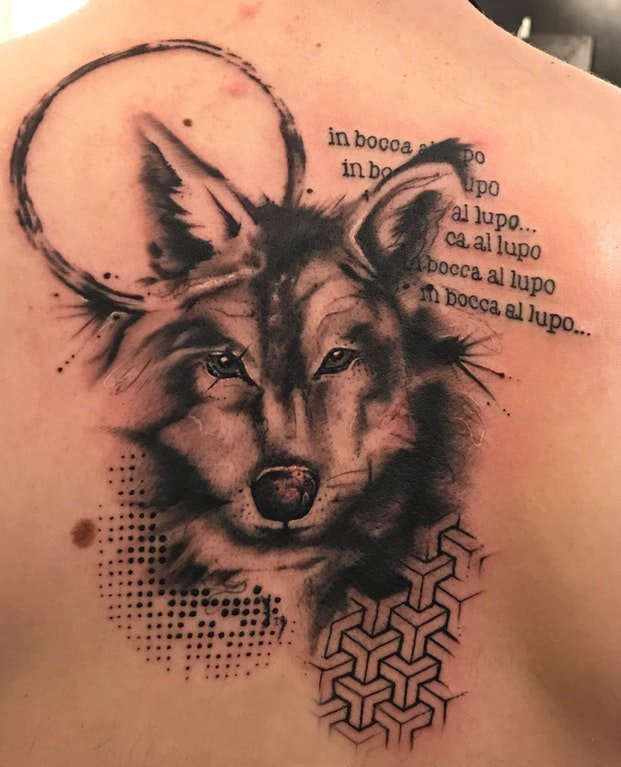 滴血狼头纹身  男生后背上黑灰色的滴血狼头纹身图片