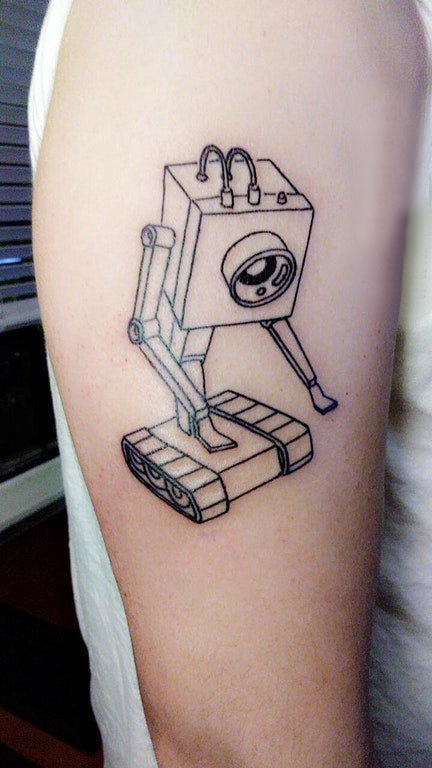 几何元素纹身 男生大臂上黑色的机器人纹身图片