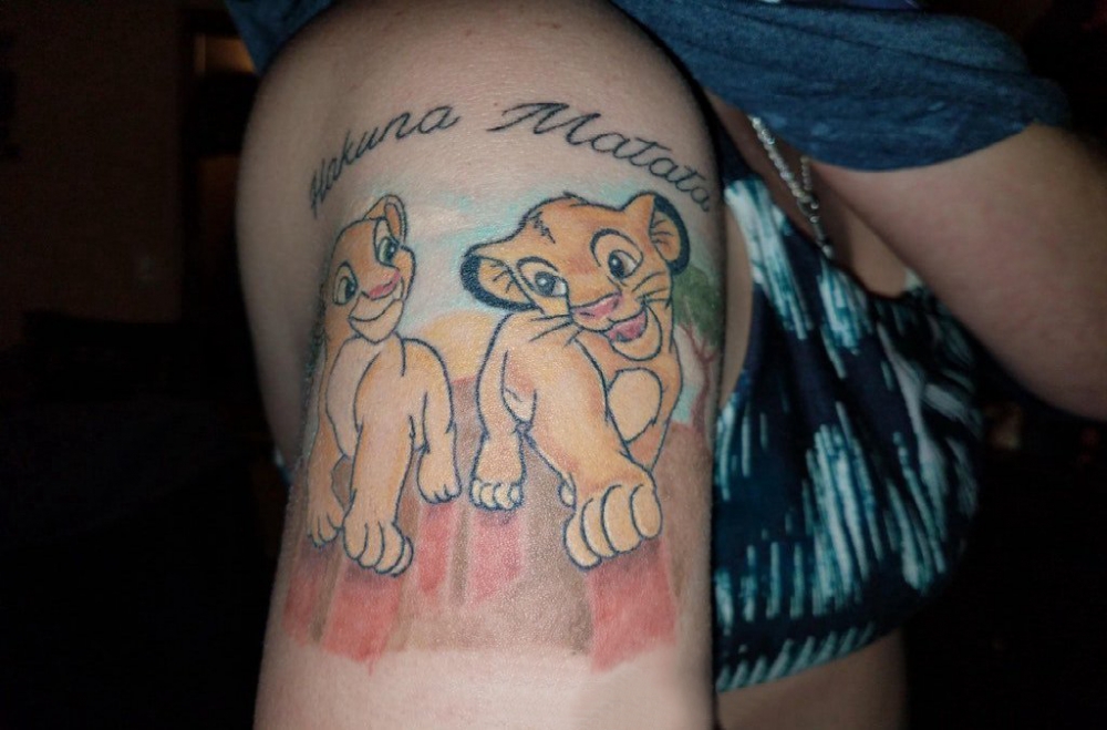 卡通狮子纹身图案  女生小腿上彩绘的卡通狮子纹身图片
