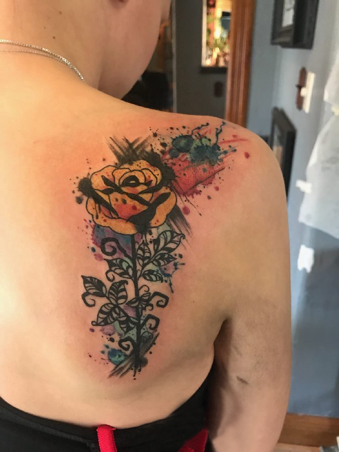 玫瑰纹身图  女生后背上娇艳的玫瑰纹身图片