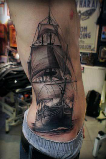 纹身侧腰男 男生侧腰上黑色的帆船纹身图片