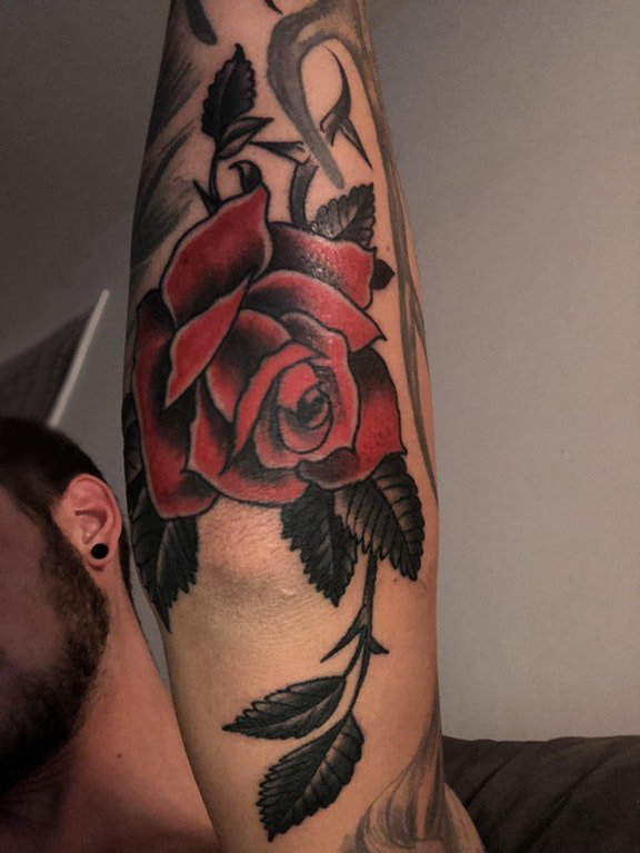 纹身玫瑰花  男生手臂上彩绘的玫瑰花纹身图片