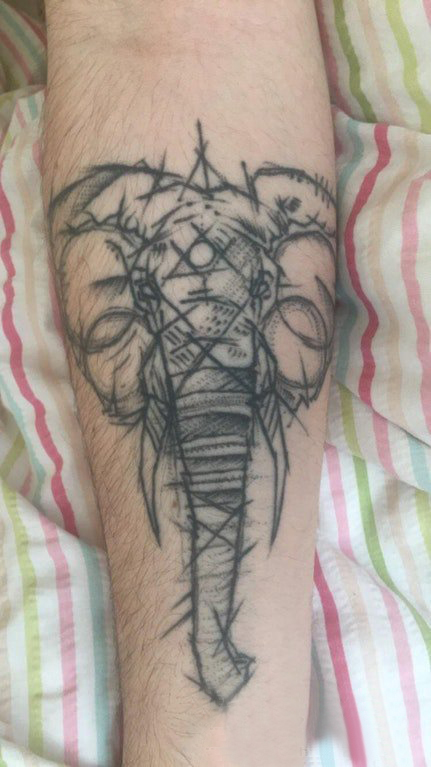 象神纹身男  男生小臂上计件的象神纹身男图片
