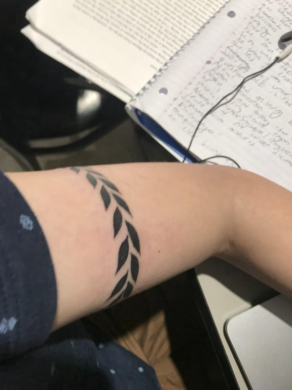 植物纹身 女生大臂上黑色的植物臂环纹身图片