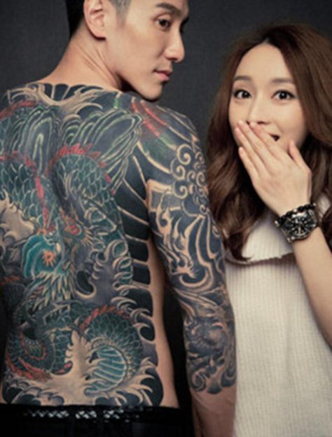 中国纹身明星 王阳明满背彩绘的龙纹身图片