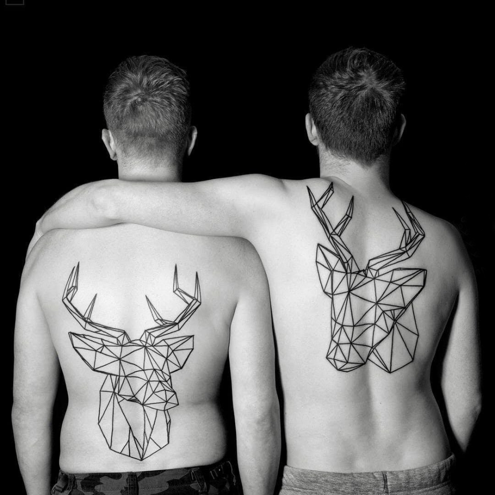几何动物纹身 男生后背上黑色的鹿纹身图片