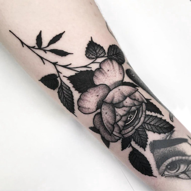 玫瑰纹身图 女生手臂上黑色的玫瑰纹身图片