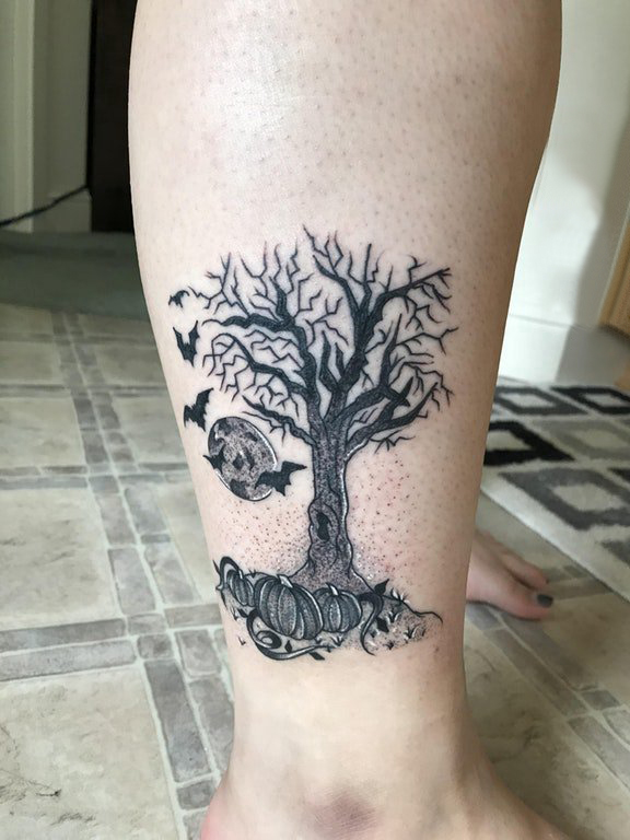 欧美小腿纹身 女生小腿上南瓜和大树纹身图片