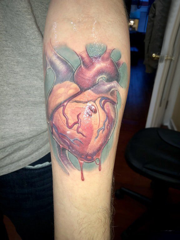 手臂纹身素材 男生手臂上鲜活的心脏纹身图片