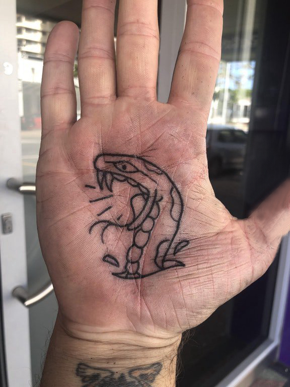 手掌小纹身 男生手掌上黑色的蛇纹身图片