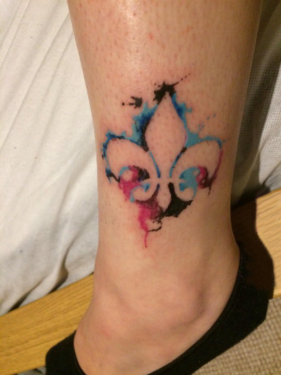 水彩泼墨纹身  女生小腿上创意的水彩泼墨纹身图片