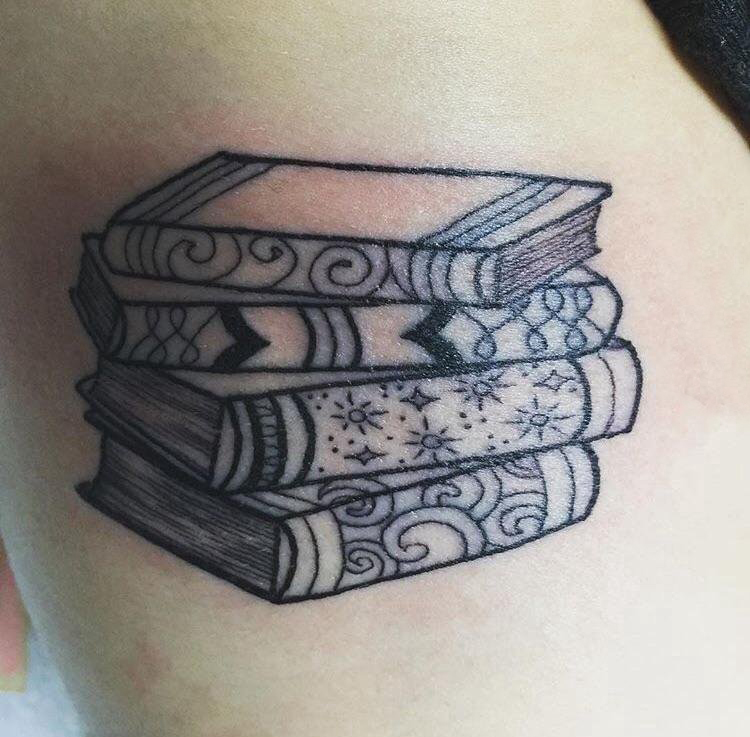 纹身书籍 女生大腿上黑色的书籍纹身图片