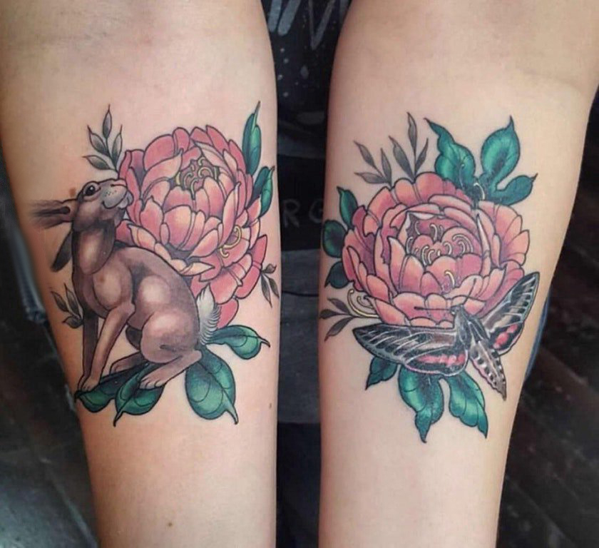 纹身图案花朵  女生手臂上花朵和兔子纹身图片