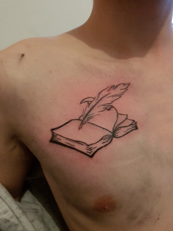 纹身胸部男 男生胸部羽毛笔和书籍纹身图片