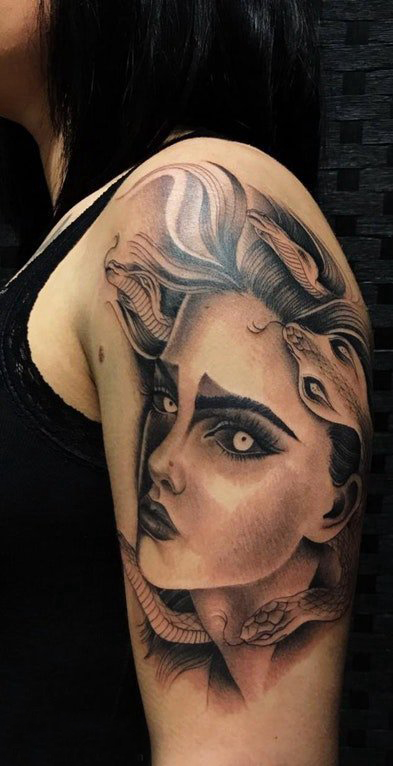 人物肖像纹身  女生大臂上蛇和人物肖像纹身图片