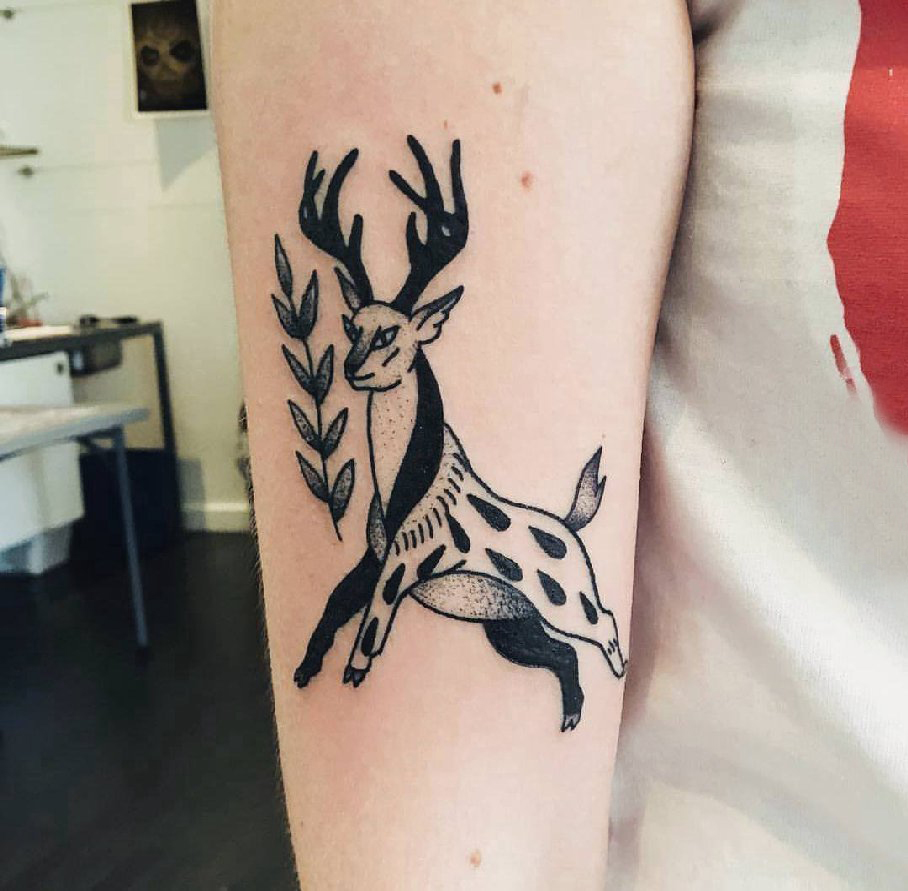 手臂纹身素材 女生手臂上植物和鹿纹身图片