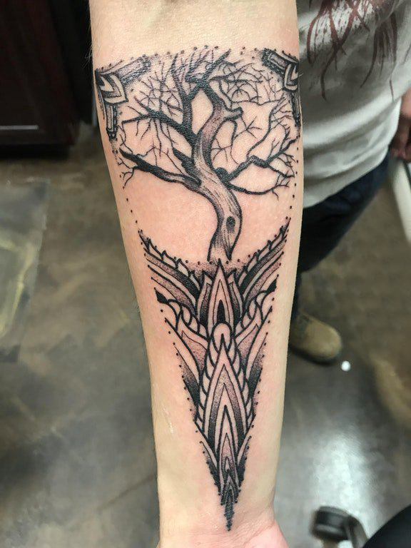 手部树木纹身  女生手臂上树木和几何纹身图片