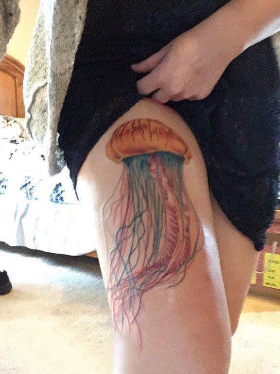水母纹身图案 女生大腿上彩色的水母纹身图片