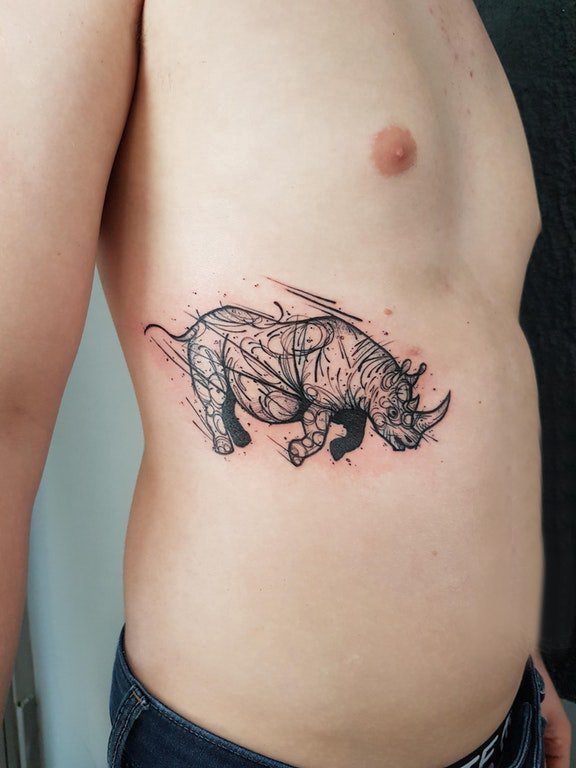 纹身侧腰男 男生侧腰上黑色的犀牛纹身图片