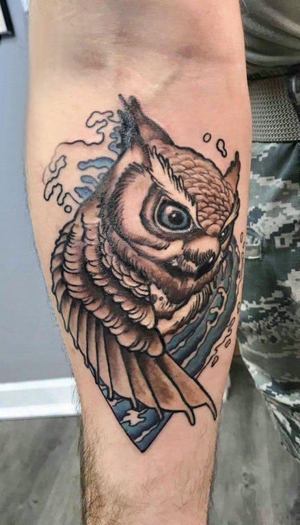 纹身猫头鹰 男生手臂上浪花和猫头鹰纹身图片