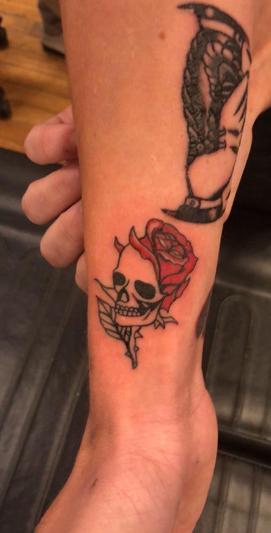 纹身小巧 男生小腿上玫瑰和骷髅纹身图片
