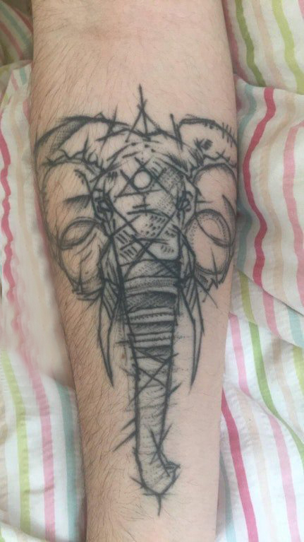 小动物纹身 男生手臂上黑色的大象纹身图片