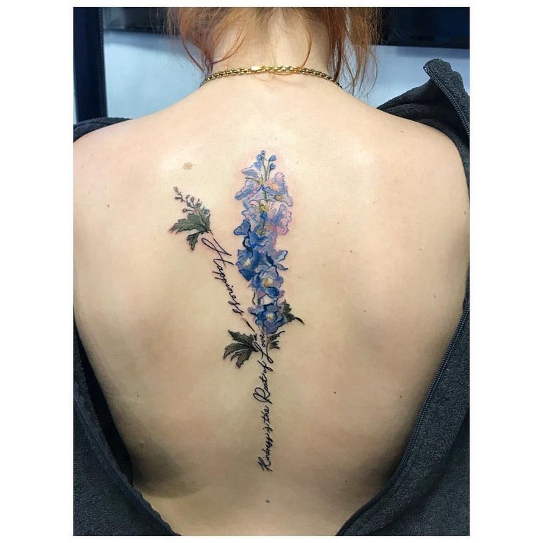 植物纹身 女生后背上英文和花朵纹身图片