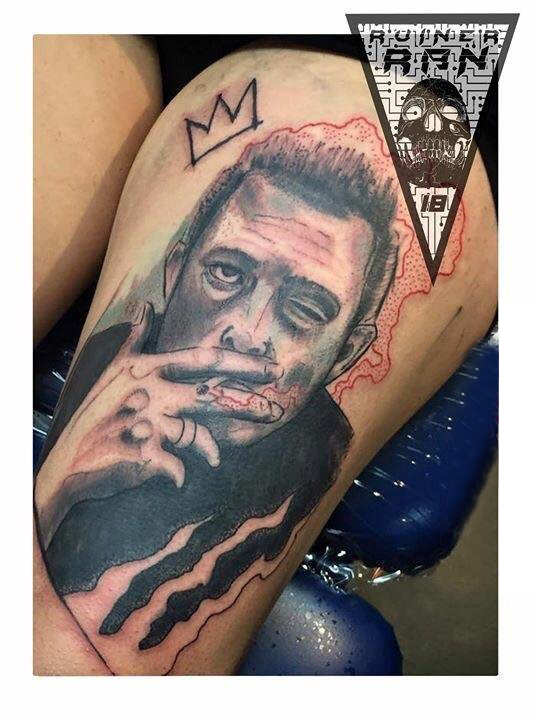 男生人物纹身图案  女生大腿上黑灰色的男生人物纹身图片