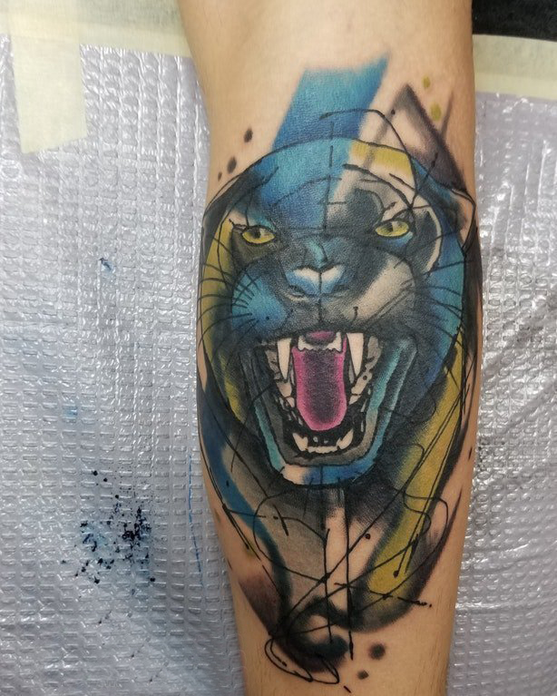 欧美小腿纹身 男生小腿上彩色的豹子纹身图片