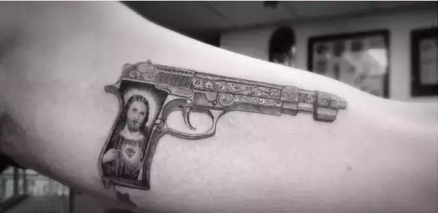 权志龙的纹身  明星手臂上素描的枪纹身图片