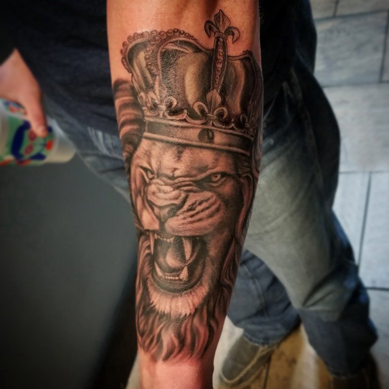 狮子王纹身  男生手臂上黑灰色的狮子王纹身图片
