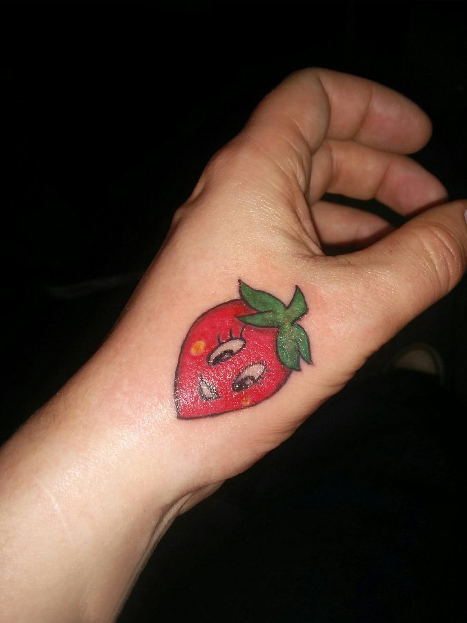 食物纹身 女生手背上彩色的草莓纹身图片