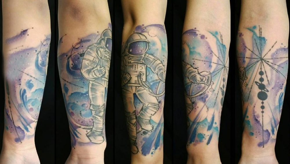 手臂纹身图片 男生手臂上彩色的宇航员纹身图片