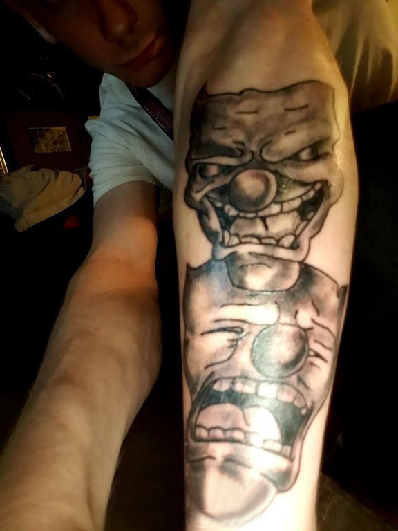 纹身小丑面具 男生手臂上可笑的小丑面具纹身图片