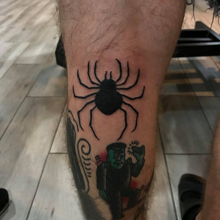 纹身蜘蛛 男生小腿上黑色的蜘蛛纹身图片