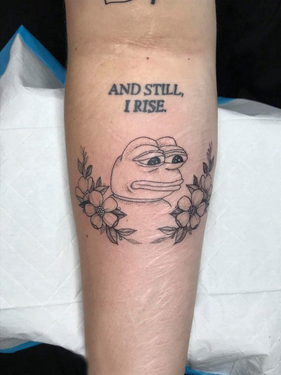 小动物纹身  男生手臂上青蛙和植物纹身图片