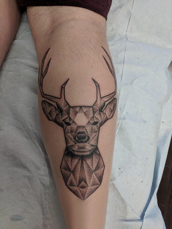 小动物纹身 男生小腿上黑色的几何麋鹿纹身图片