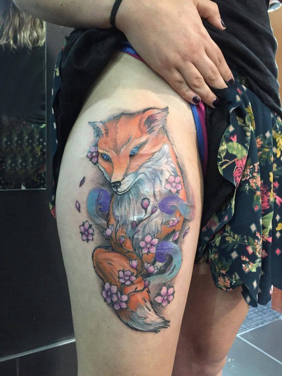 小动物纹身 女生大腿上花朵和狐狸纹身图片