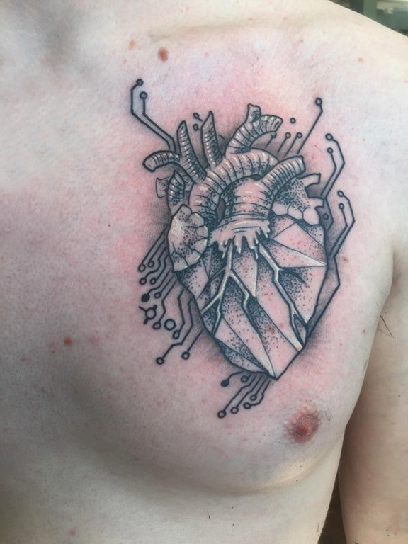 心脏位置纹身 男生胸部黑色的心脏纹身图片