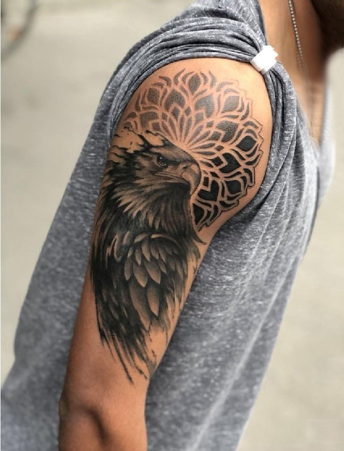 雄鹰鹰纹身  男生手臂上黑灰色的雄鹰鹰纹身图片