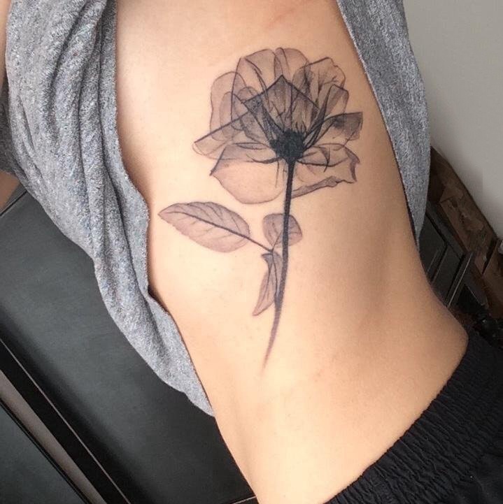 植物纹身 女生侧腰上黑色的花朵纹身图片